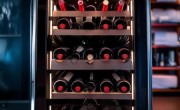 风驰热水器酒柜24H客服报修专线阐明—红酒摆放技巧：自助酒柜陈列艺术解析