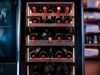 风驰热水器酒柜24H客服报修专线阐明—红酒摆放技巧：自助酒柜陈列艺术解析