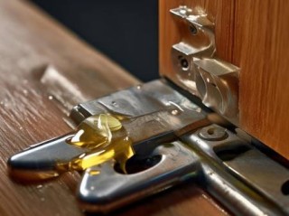 九皇防盗门服务无忧热线分享+防盗门合叶保养攻略：轻松学会如何正确上油