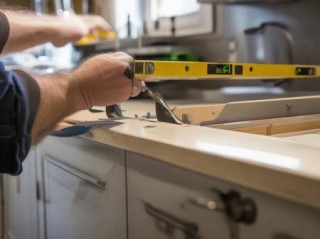 欧琳油烟机故障报修教导↑油烟机安装技巧：柜门没齐平的解决方法