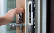 典匠指纹锁售后热线在线支援分享(指纹锁锁舌故障处理攻略：快速解决关门卡住难题)